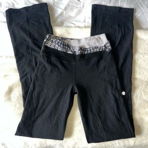 LULULEMON groove pants- Size 4 mid rise flare